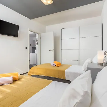 Apartment Family Friendly With A Swimming Pool - 23267