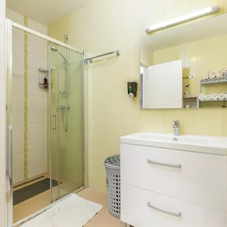 Family Friendly With A Swimming Pool - 23267 Apartment