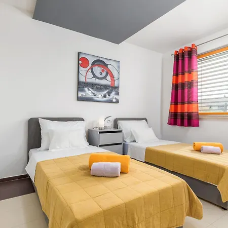Family Friendly With A Swimming Pool - 23267 Apartment