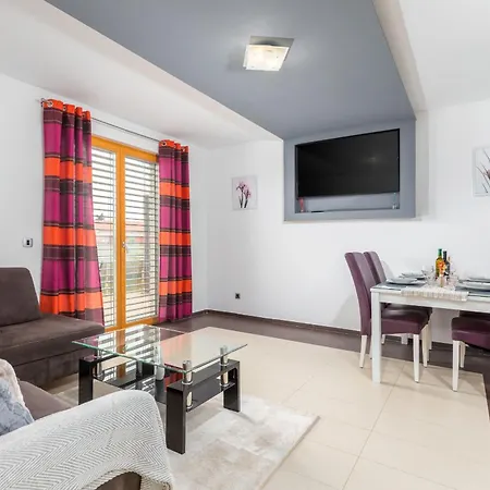 Family Friendly With A Swimming Pool - 23267 Medulin