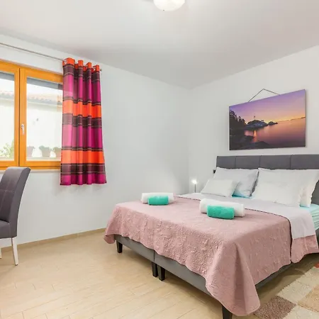 Family Friendly With A Swimming Pool - 23267