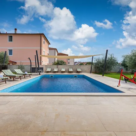 Family Friendly With A Swimming Pool - 23267 Apartment
