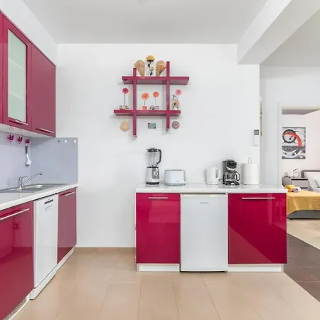 Family Friendly With A Swimming Pool - 23267