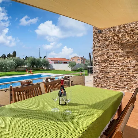 Family Friendly With A Swimming Pool - 23267 Medulin